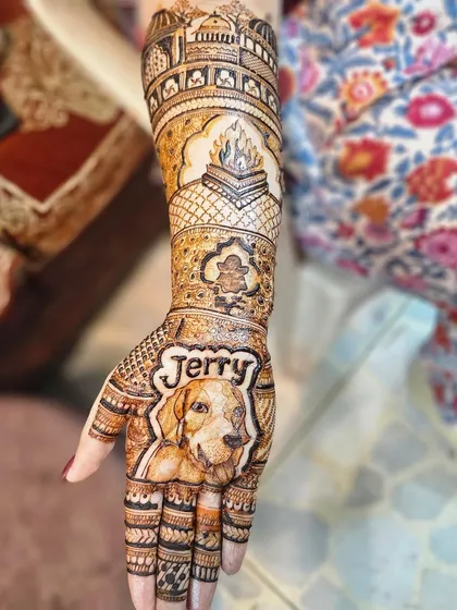 The full hand design featuring the pet dog portrait. The design is framed with the dog's name and surrounded by traditional patterns, integrating this personal touch seamlessly.