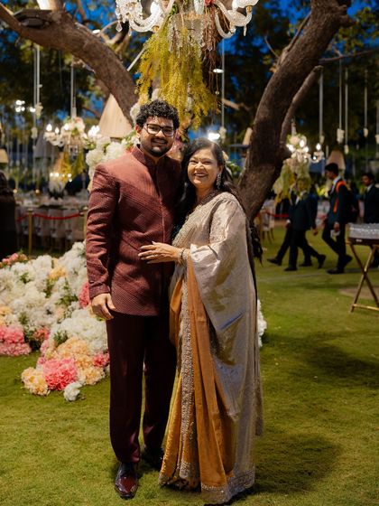 A sweet portrait of the groom and his mother. Her metallic saree shimmers under the lights, making her stand out in the most elegant way.