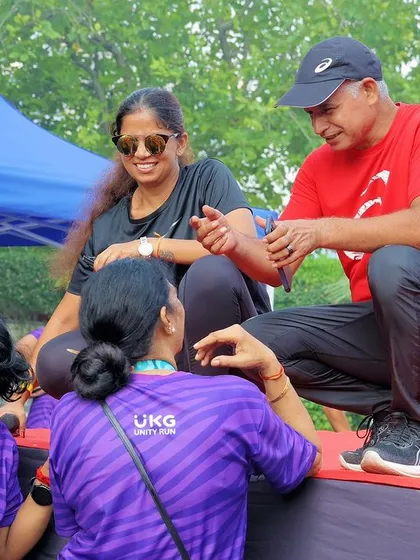 Coaching is about connection. Here I am chatting with participants at the UKG Unity Run, sharing tips and celebrating their efforts. It's these moments that build our strong community.