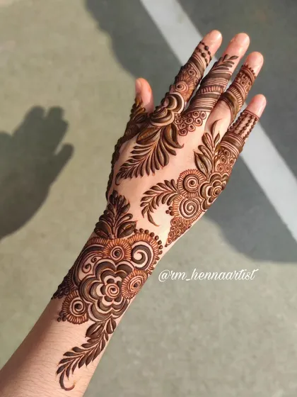 The sunlight hitting this Gulf henna design is just perfect. It highlights the clean lines and the beautiful flow of the pattern.