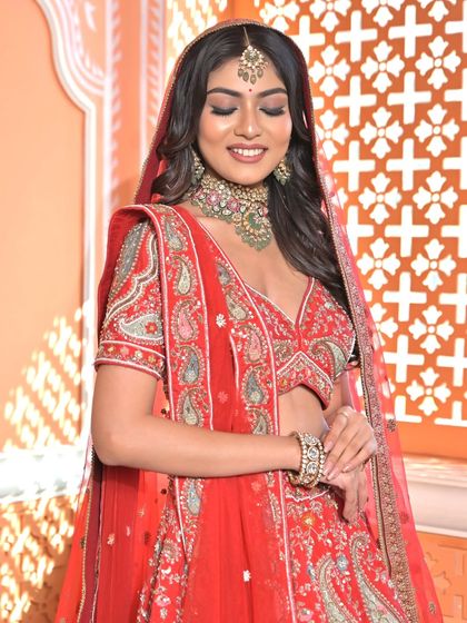A complete bridal look featuring a heavy, gold-plated Kundan necklace, haath phool, and maang tikka, all available for rent.