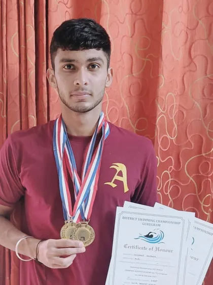 Nishant Anjna with his 5 gold medals from a district meet. His clean sweep was accompanied by new personal best times in every event.