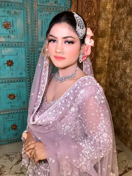 Another angle of this soft, romantic look, the passa adding a touch of sparkle.