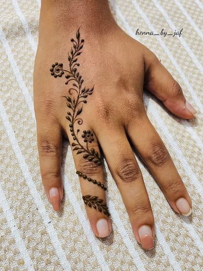 A simple yet beautiful floral vine on the back of the hand, perfect for a minimalist look or for a party.