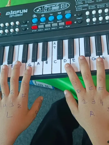 A look at our teaching process for the first class. We use creative methods like writing notes on hands to make learning piano intuitive for kids.