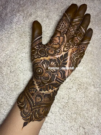 An elegant design for the back of the hand, perfect for a party or festive gathering.