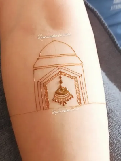 The simple outline of a jhumka (earring) inside a dome. This is the first step in creating a detailed architectural element.
