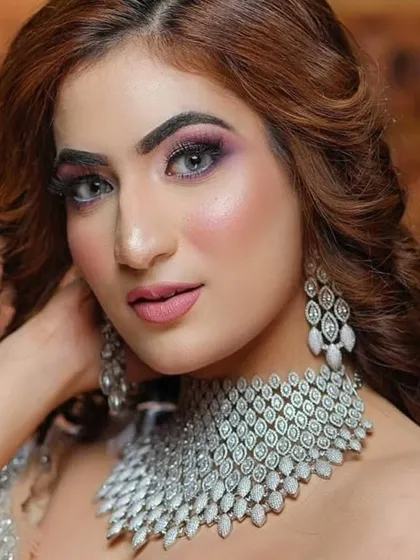 We also cater to non-bridal shoots. This elegant American Diamond choker set is perfect for creating glamorous reception, cocktail, or party makeup looks to diversify your portfolio.