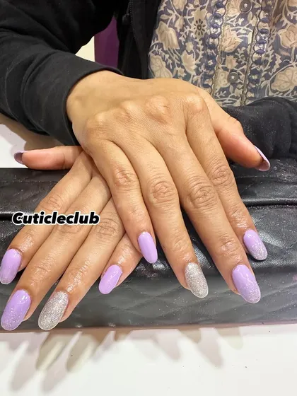 A lovely lavender set. The soft purple is paired with silver glitter accent nails for a chic and stylish combination.