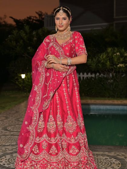 A complete bridal look featuring a heavy, gold-plated Kundan necklace, haath phool, and maang tikka, all available for rent.
