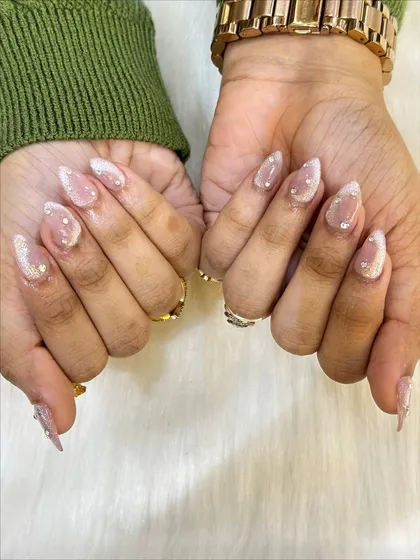 I love the magnetic shimmer of cat eye nails. Here, I've combined a soft pink cat eye effect with scattered stones for a touch of sparkle that's both trendy and chic.