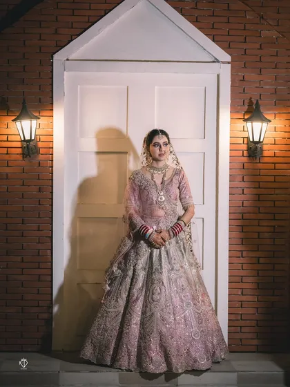 A symmetrical and powerful bridal portrait. The architectural details and lighting frame the bride perfectly, making her the undeniable centerpiece.