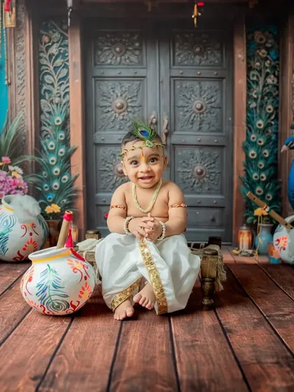 A beautiful, calm portrait of the baby sitting with his pot.