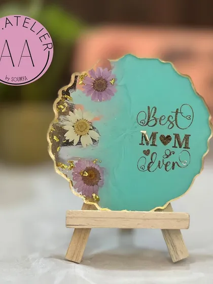 A "Best Mom Ever" frame in a beautiful turquoise shade. The preserved daisies and gold flakes add a touch of sparkle to this lovely piece.