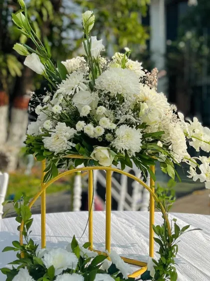 A beautiful white and green centerpiece. The combination of fresh flowers adds a touch of natural elegance to the guest tables.