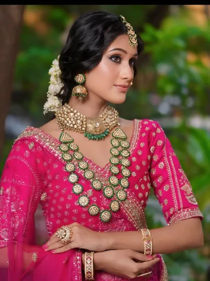 A full view of the heavy jewellery set against the pink bridal lehenga. Renting the complete set ensures your look is perfectly coordinated.