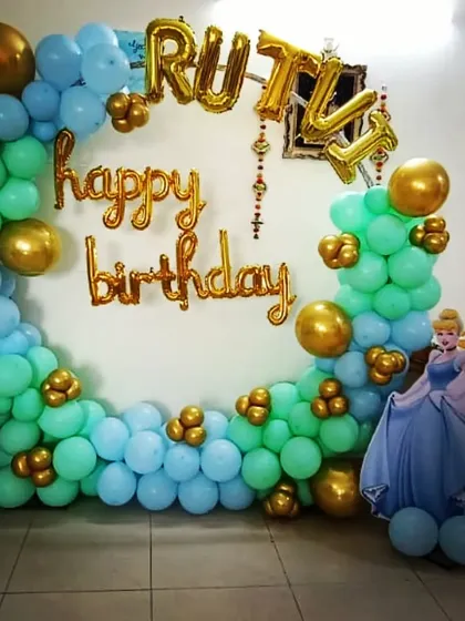 A simple yet elegant princess-themed balloon ring for Rutvi's birthday at home. The color scheme of mint green and light blue, accented with gold, and a Cinderella cutout creates a lovely party corner.