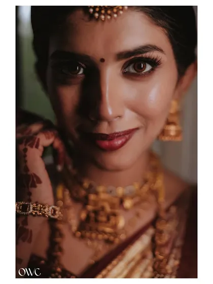 The quiet moments of a bride's anticipation are pure poetry. This is a classic South Indian bridal portrait, focusing on the intricate temple jewellery and the serene glow of the bride before her Muhurtham.