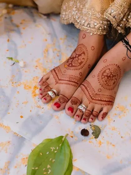 A simple and sweet bridal leg mehndi, featuring delicate mandalas and toe rings. Perfect for a beach wedding!