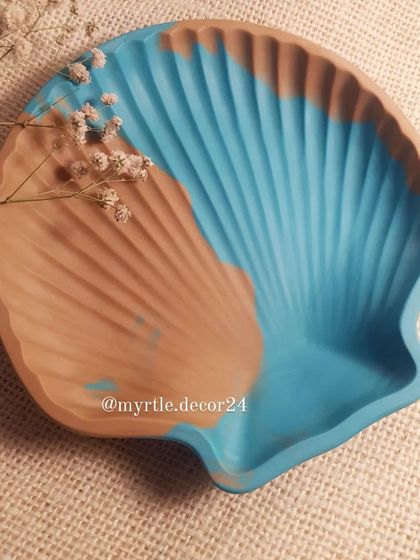 Our clam shell dish in a unique two-tone design, combining a sandy beige with a bright aqua blue for a beachy vibe.