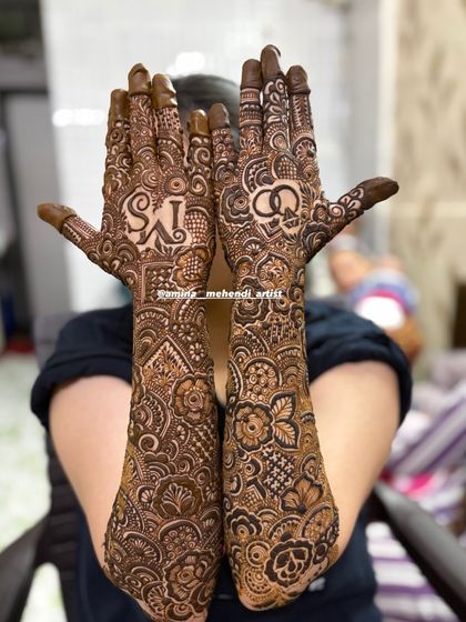 A full view of the 'M' and 'S' initial design, showing how the personalization is balanced across both hands.