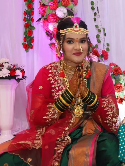 A moment of prayer for the bride. Her makeup is soft and respectful of the occasion, with a focus on clean skin and defined eyes.