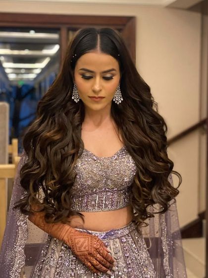 Cocktail ready with these beautiful, long waves. This is a simple yet stunning look that is always a winner.