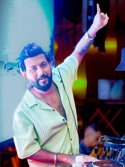 A duplicate of a great high-energy shot, pointing to the sky.