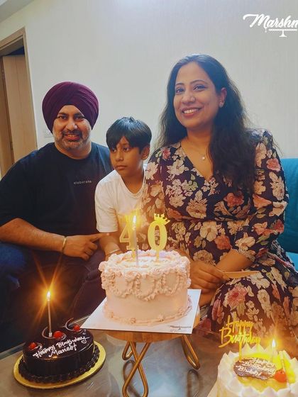 Nothing beats the joy of seeing my cakes bring smiles to your faces. A beautiful family celebrating a 40th birthday with multiple Marshmadoh cakes!