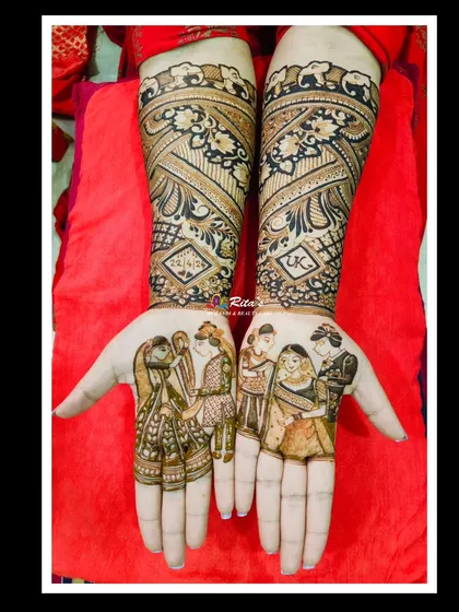 A closer view of the family portraits on the palms.