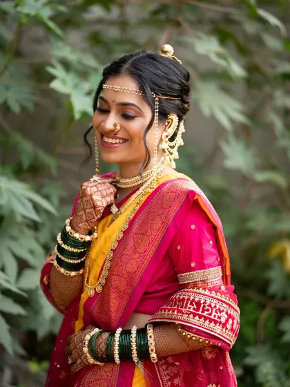 Like a quiet dream wrapped in tradition. This look, with its soft eye makeup and natural lip, is perfect for a bride who wants to feel comfortable and beautiful.
