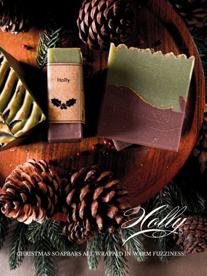 Meet 'Holly', the star of my holiday soap collection. I use natural green and brown clays to create the distinct layers, capturing the signature aroma of Christmas with notes of cinnamon and vanilla.