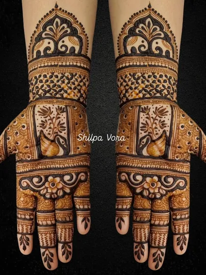 A symmetrical design with peacocks in square frames, combined with floral patterns on the lower palm.