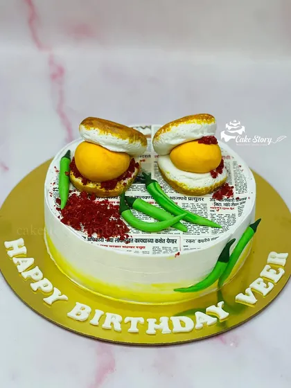 Nothing says Mumbai like Vada Pav! This was such a fun and hatke cake to make, complete with edible vada, pav, and even the spicy red chutney and green chillies. It’s a perfect example of how your favorite food can become a memorable birthday cake.
