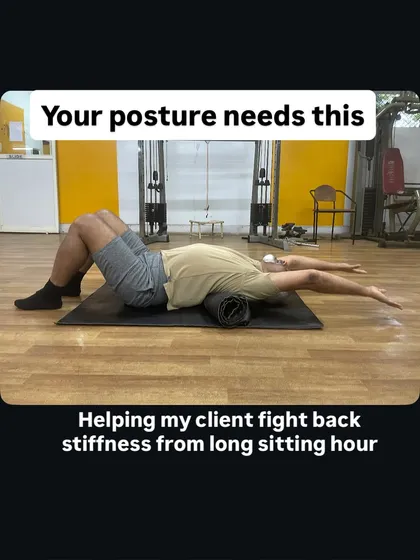 Helping a client fight back stiffness from long hours of sitting. This thoracic spine mobility drill using a foam roller is crucial for improving posture and relieving back pain. Mobility first, strength follows.