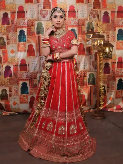 A confident pose from the bride, giving a great view of the complete jewellery set and how it sits on the embroidered blouse of her lehenga.