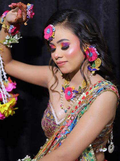 The complete floral jewellery set, including the kaleeras, is showcased here. You can rent the full set or individual pieces to match your outfit.