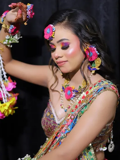 The complete floral jewellery set, including the kaleeras, is showcased here. You can rent the full set or individual pieces to match your outfit.