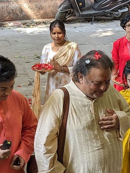 Guru ji Pt. Jai Kishan Maharaj and his disciples arriving for the workshop in Banaras.