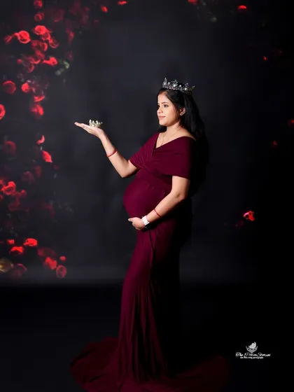 A crown for the queen and a tiny one for the little prince or princess. This creative prop setup is a beautiful way to symbolize the royalty of motherhood.