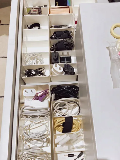 A drawer dedicated to electronics and cables. We used small bins to categorize chargers, adapters, and wires, putting an end to the tangled mess.