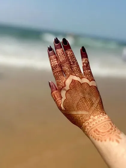 A beautiful henna stain against a beach backdrop. The perfect vacation accessory!