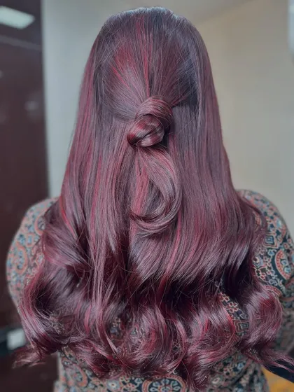 Another look at the half knot, this time showing the full length and richness of the cherry blossom red color.
