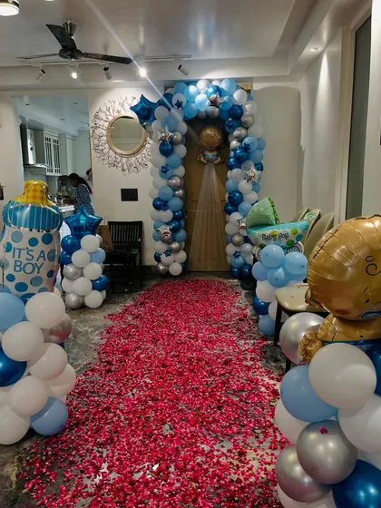 I make sure the welcome is as special as the occasion. This grand entrance for a newborn baby boy features a path of flower petals leading to a beautiful balloon arch, setting a joyful and emotional tone from the very first step.