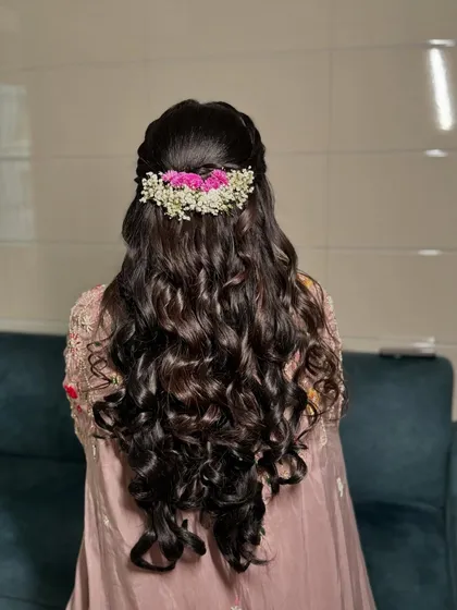 A closer look at the fresh floral arrangement in this romantic hairstyle.