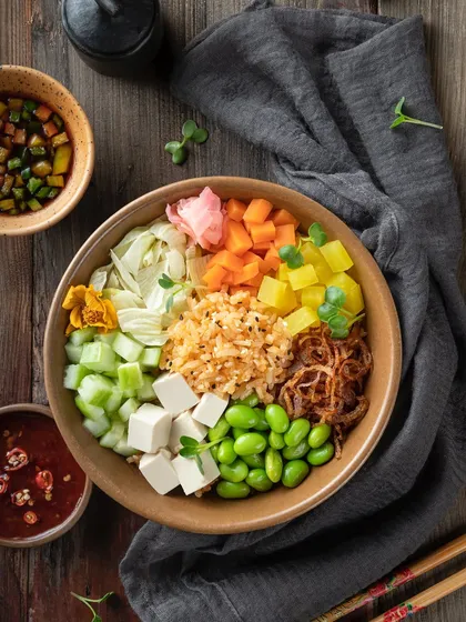 A vegetarian poke bowl with tofu and a colorful mix of vegetables, shot for YouMee.