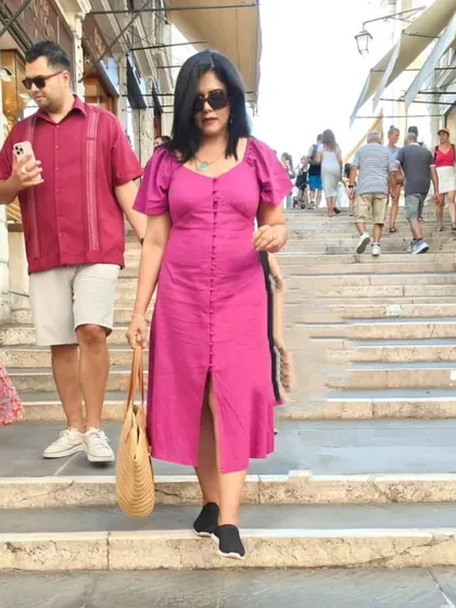 Vacation style is all about being comfortable without sacrificing chic. This purple linen dress was perfect for exploring Italy. I specialize in planning travel wardrobes with easy-to-wear pieces like this, so you can focus on making memories.