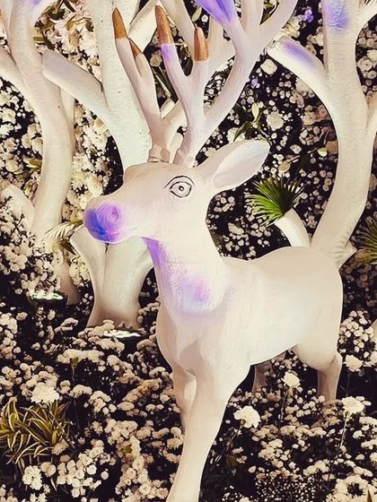 Intricate Thematic & Floral Decor photo 5