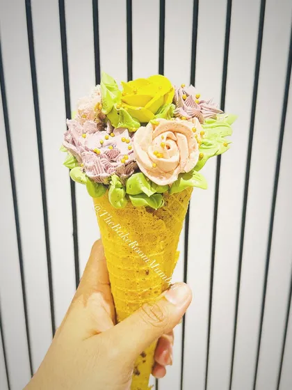 This is one of my proudest creations and a first for Mumbai: the Floral Conesicle. It's a beautiful bouquet of hand-piped, pure veg buttercream flowers on the outside, with a delicious, moist cake pop hidden inside the cone.