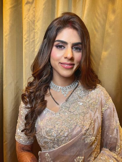 Reception ready and radiating elegance. This bride is owning her look in a beautiful pastel saree with soft, glamorous makeup.